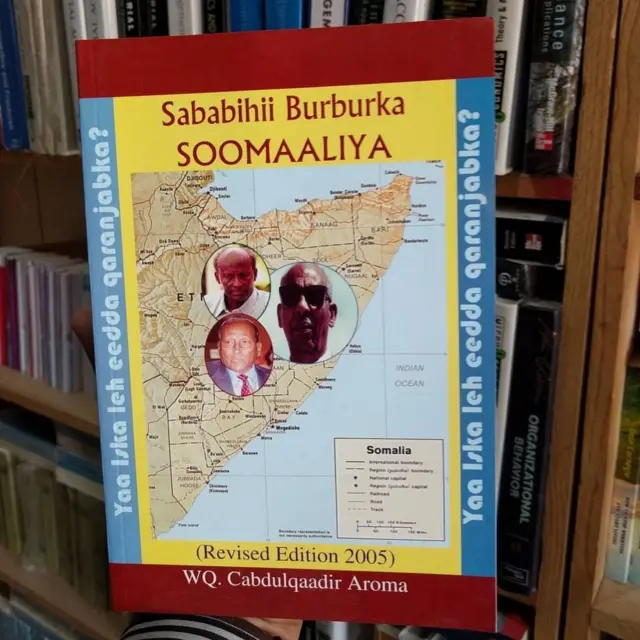 Waxaa jira buug uu qaybyo uga tagay, oo runtii uu aad u jeclaa, oo la yiraa: ‘Al Amru Bil Macruuf Wanahyu Canin Munkar’ oo sawirro iyo murtiyo kookooban isugu jiray, kuna qornaa afafka Soomaaiga, Carabiga iyo Ingiriiska.
