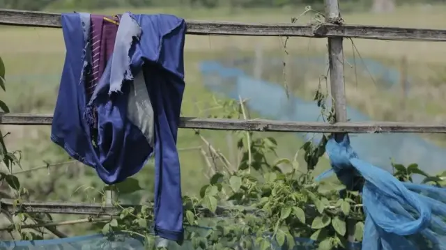 عبدللہ کی شرٹ لکڑی کے باڑ پر لٹکی ہوئی ہے۔