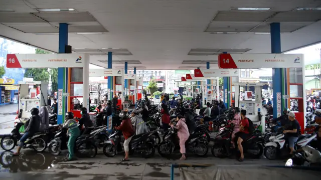 Pengendara antre membeli BBM jenis pertalite di salah satu SPBU di Medan, Sumatera Utara, Kamis (16/7/2026). 