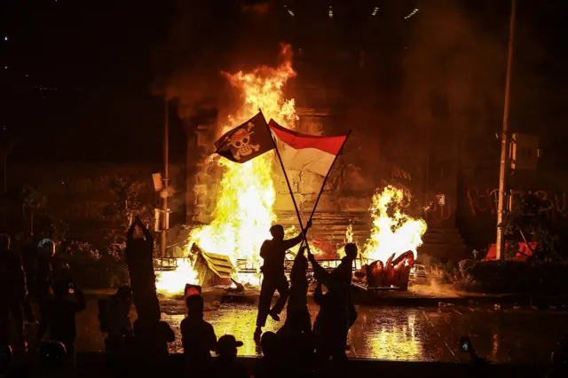 Massa berunjuk rasa di depan Polda Metro Jaya, Jakarta, Jumat (29/8/2025). Aksi yang diikuti oleh mahasiswa serta berbagai elemen masyarakat tersebut digelar untuk menuntut keadilan atas kematian pengemudi ojek daring Affan Kurniawan yang terlindas kendaraan taktis (rantis) Brimob pada Kamis (28/8) malam. 
