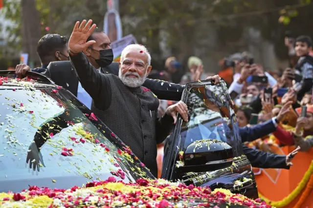 Narendra Modi saludando a sus seguidores el 16 de enero de 2023.