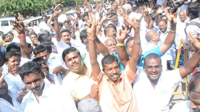 தீர்ப்பை வரவேற்பதாக கூறி அதிமுகவினர் கோஷமிடும் காட்சி