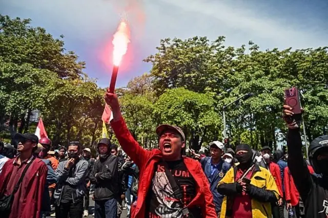 Suasana unjuk rasa di depan Markas Brimob pada 30 Agustus 2025.