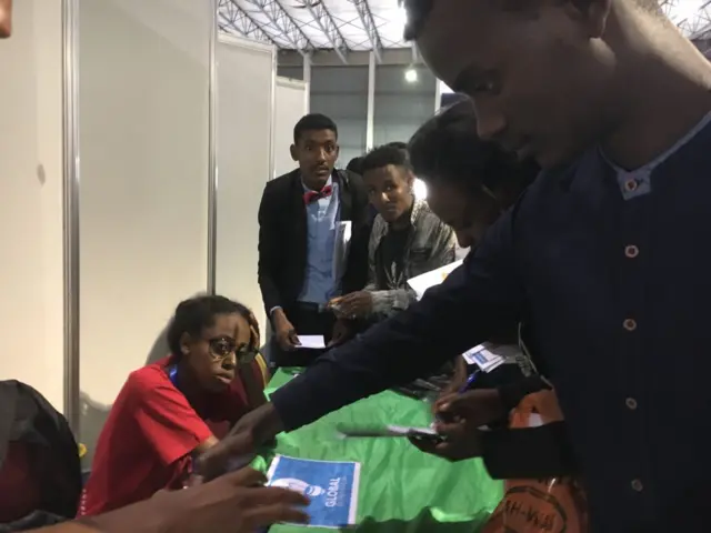 ተመራቂዎች የትምህርት ማስረጃቸውን ለቀጣሪዎች ሰጥተዋል