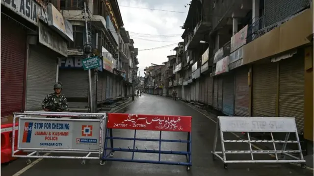 রাস্তাঘাট দোকানপাট সব বন্ধ