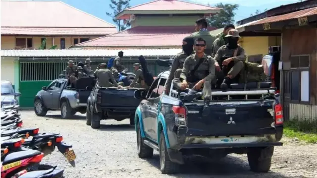 Sejumlah personel Brimob dikerahkan untuk melakukan pengejaran terhadap pelaku penembakan para pekerja proyek pembangunan jembatan Trans Papua di Kabupaten Nduga.