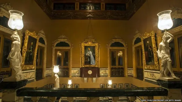 हैदराबाद के सातवें निज़ाम फलकनुमा महल में रहते थे जो अब ताज ग्रूप ऑफ़ होटल्स हिस्सा है