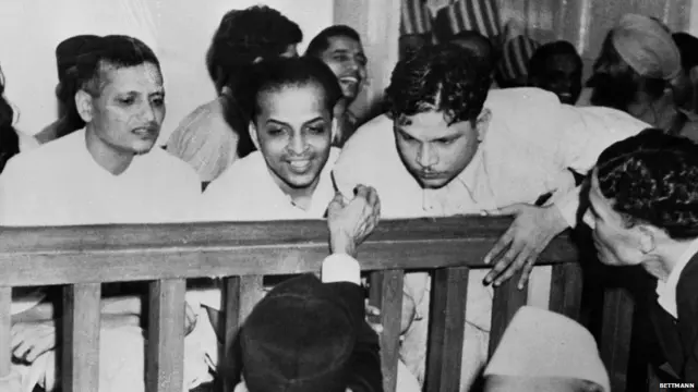 मुकदमे के दौरान नाथूराम गोडसे और नारायण आप्टे (क्रमश: बाएं से पहले और दूसरे)