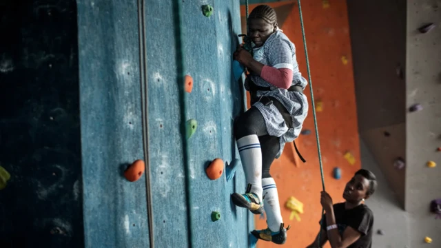 Une adolescente faisant de l'escalade