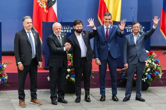 O presidente do Chile, Gabriel Boric Font (C), é visto com os presidentes do Brasil, Luiz Inácio Lula da Silva (E2); da Espanha, Pedro Sánchez (D2); do Uruguai, Yamandú Orsi (E); e da Colômbia, Gustavo Petro (D)