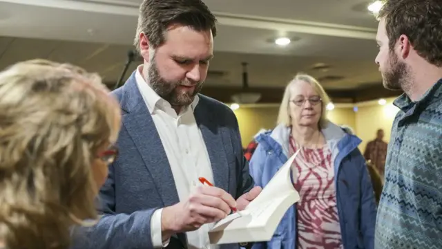 JD Vance firma un libro