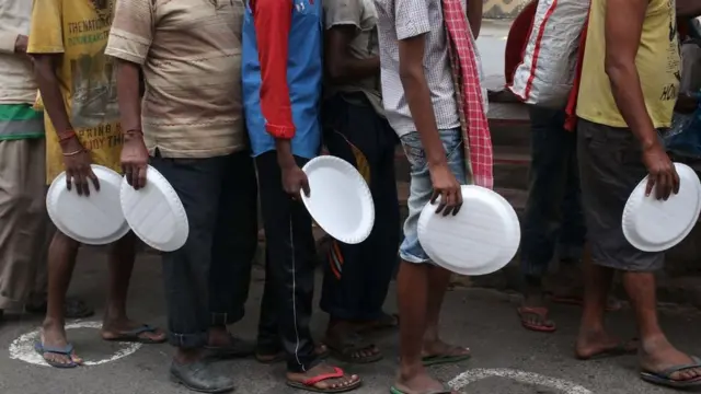হাওড়া রেলসেটশনের সামনে বিনামূল্যে বিতরণ করা খাবারের জন্য মানুষের লাইন - ২৭শে অগাস্ট ২০২০