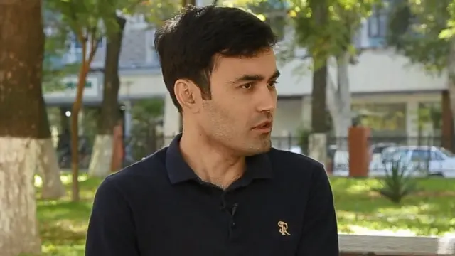 Журналист Хуршид Йўлдошевга кўра, айрим давлат идораларида рус тили ҳамон асосий тилдир.