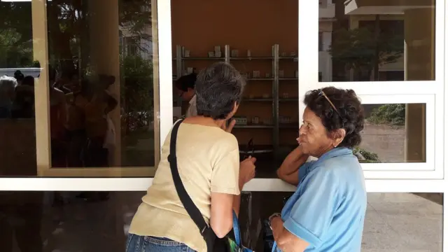 Dos mujeres en una farmacia.