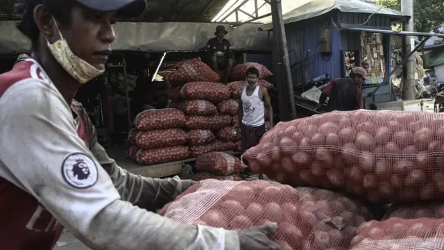 နှာခေါင်းစည်းကို မေးအောက်ဆွဲချလိုက်ပြန်တပ်လိုက်မလုပ်ဖို့လည်း ကျန်းမာရေး ဘက်က အကြံပြုထား