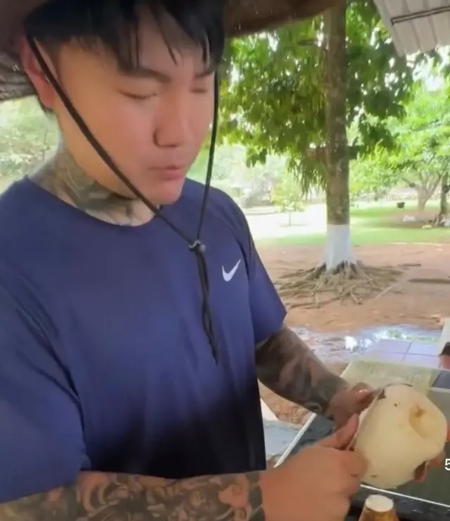 Zion cocinando un sancocho en uno de sus videos en Instagram.