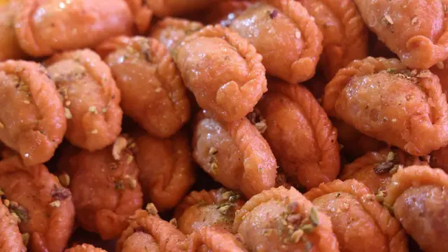 Tradicionalni indijski slatkiš, ovalnog oblika, ukrašen kokosovim pahuljicama