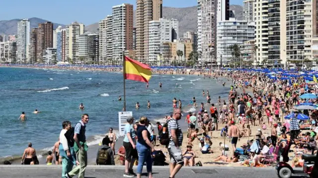 Turistas em uma praia em Benidorm