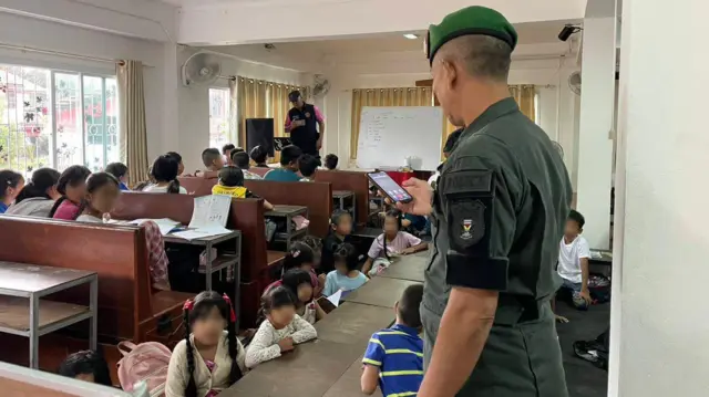 မေတ္တာရိပ် မြန်မာကျောင်း အပါအဝင် ရွှေ့ပြောင်း မြန်မာကလေးတွေကို စာသင်ပေးနေတဲ့ ကျောင်း ၆ ကျောင်းကို ထိုင်းအာဏာပိုင်တွေက မနှစ်က ပိတ်ခဲ့ပါတယ်။