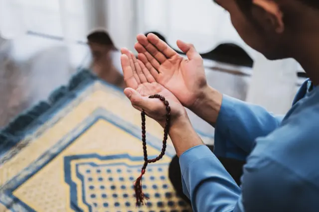 Un hombre musulmán orando