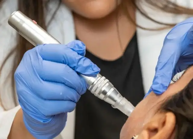 چہرے سے بڑھاپے کے آثار کو کم کرنے اور نوجوان نظر آنے کے لیے اینٹی ایجنگ ٹریٹمنٹ ایک زمانے سے مقبول ہے