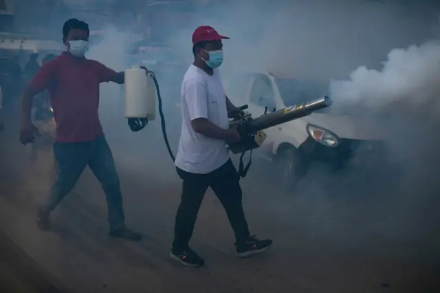 ललितपुरमा लामखुट्टे नियन्त्रण गर्ने रसायन छरिँदै