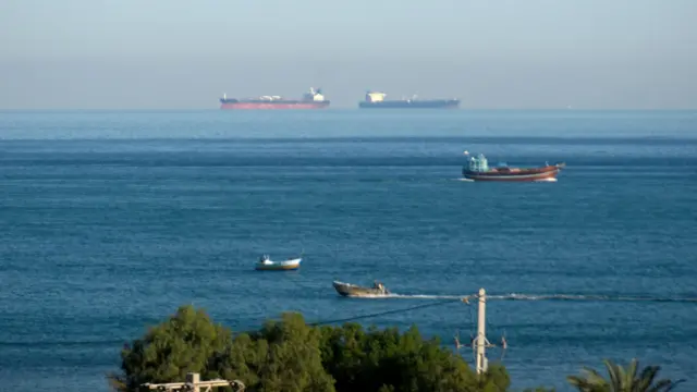 ইরান হরমুজ প্রণালী বন্ধের ঘোষণা দেওয়ায় গুরুত্বপূর্ণ এই রুটটি কার্যত স্থবির হয়ে পড়েছে