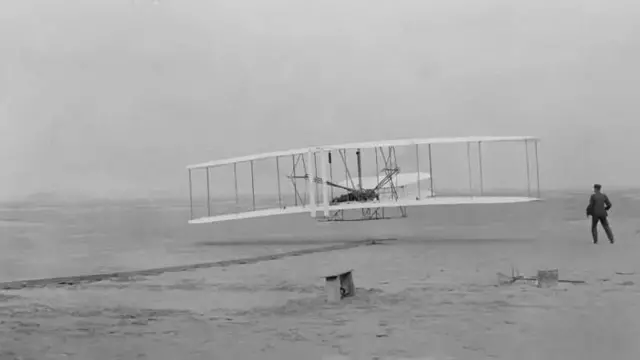 Mnamo 1903, wanandugu wa Wright walijaribu kuruka kwa kipeperushi.