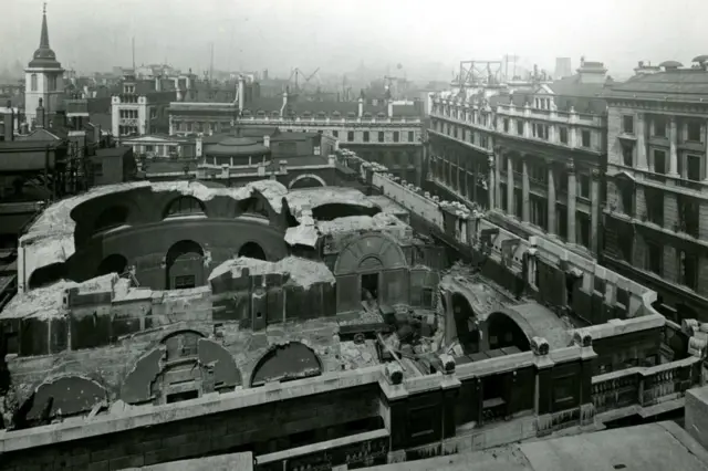 نمایی هوایی از بانک در حال بازسازی