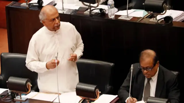 පොලිස්පතිවරයෙක් කනෙන් අල්ලා දොට්ට දැමිය නොහැකි බවත් ශ්‍රේෂ්ඨාධිරණය පවා අනුගමනය කළ යුත්තේ පවතින නීතිය බවත් අගමැතිවැරයා මෙහිදී ප්‍රකාශ කළේය.