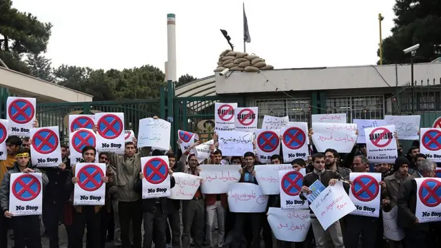 Protesta ante el reactor de investigación de Teherán