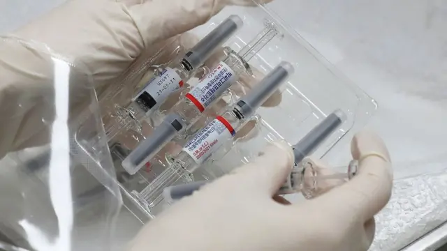 21일 오전 서울 동대문구 한국건강관리협회 서울동부지부 독감 예방접종센터에서 의료진이 독감 백신을 정리하고 있다