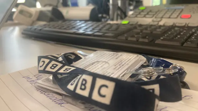 تصویر کارت شناسایی با نشان بیبیسی روی میز کار