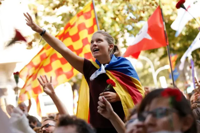 Katalan bağımsızlık hareketinin sembolü olan Estelada bayrağını taşıyan bir kadın