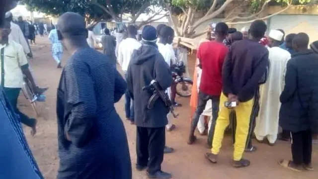 Padres ansiosos en las afueras de la escuela.