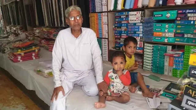 कपडों की दुकान चलाने वाले अमर सिंह बघेल कार्टर की यात्रा के वक़्त गांव में ही थे