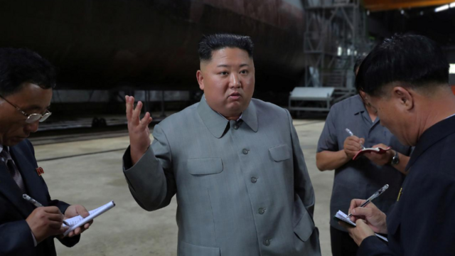 Ông Kim Jong-un đi kiểm tra một nhà máy đóng tàu ngầm hôm 23/7 nhưng địa điểm không được tiết lộ