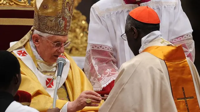 پاپ بندیکت شانزدهم انگشترش را به کاردینال روبر سارا می‌دهد، سال ۲۰۱۰