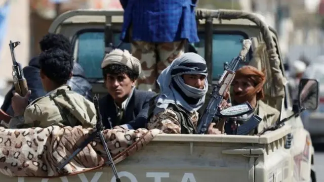 हौदी बंडखोर सरकार समर्थित सुरक्षा दलासोबत संघर्ष करत आहेत.