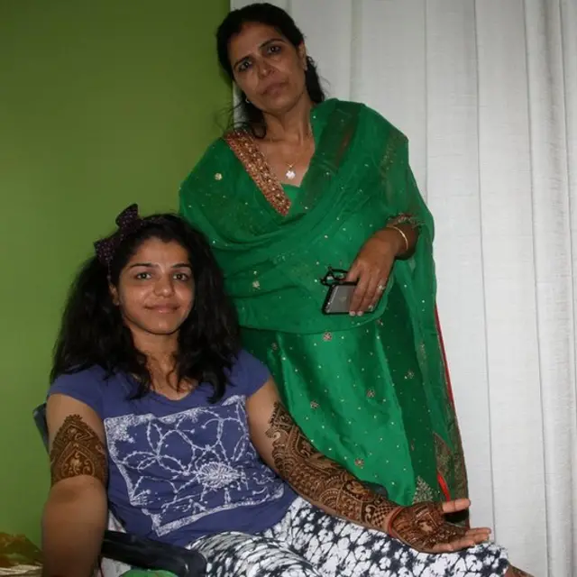 अपनी मां के साथ साक्षी मलिक