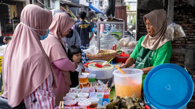 سوق لبيع أطعمة الإفطار خلال شهر رمضان في بالي، دينباسار، إندونيسيا، في 20 فبراير 2026
