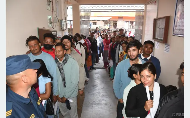 दाङको घोराही उपमहानगरपालिका–१५ स्थित लुम्बिनी प्रदेश निर्वाचन कार्यालयमा मतदाता नामावलीमा नाम दर्ता गराउन लामवद्ध सेवाग्राही।