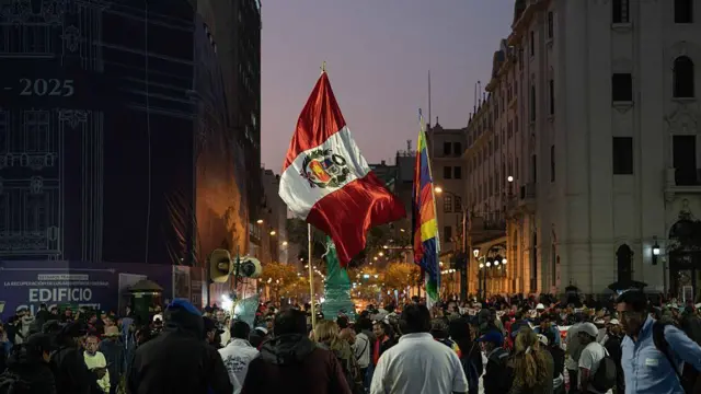 Manifestação em Lima com a bandeira do Peru
