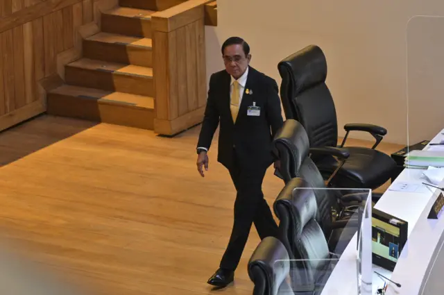 "นโยบายอะไรของท่าน อยากทำอะไรก็ทำ ถ้าท่านได้เป็น (รัฐบาล) อะนะ" พล.อ. ประยุทธ์