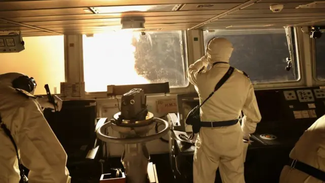 Pemandangan jembatan HMS Diamond menembakkan Sea Viper missiles in the Red Sea on 10 January 10 2024