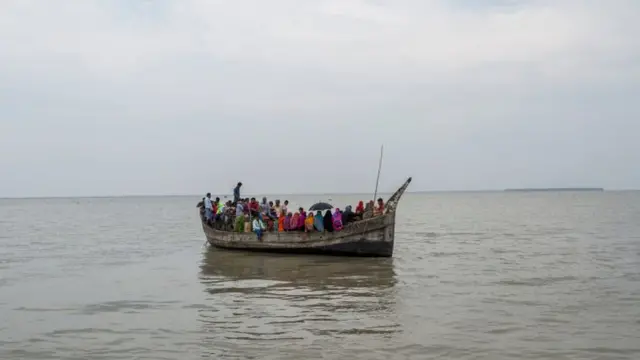 বাংলাদেশে নৌপথে যাতায়ত বেশ ঝুঁকিপূর্ণ এবং নৌকা এবং লঞ্চডুবিতে প্রতি বছর বহু মানুষ মারা যায়।