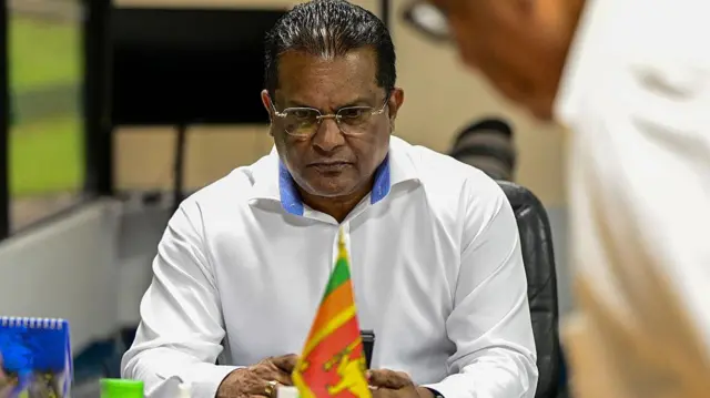 ක්‍රිකට් ආයතනයේ සභාපති ෂම්මි සිල්වා දුරකතනය දෙස බලාගෙන සිටින අයුරු.