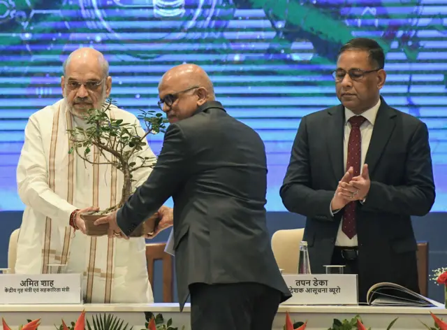 पाकिस्तानला अत्यंत महत्त्वाची गोपनीय माहिती पुरवल्याप्रकरणी डीआरडीओ पुण्याचा प्रमुख प्रदीप कुरूलकरला सदानंद दाते एटीएस प्रमुख असतानाच अटक करण्यात आली होती.