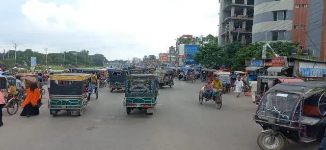রাস্তায় যান চলাচল অনেক বেড়েছে (সোমবারের ছবি)