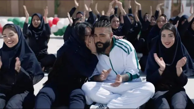 اسکرین شاتی از تیزر «مارمولک» که در آن آرام جوینده در نقش دختر مدرسهای با ساسی درگوشی صحبت میکند